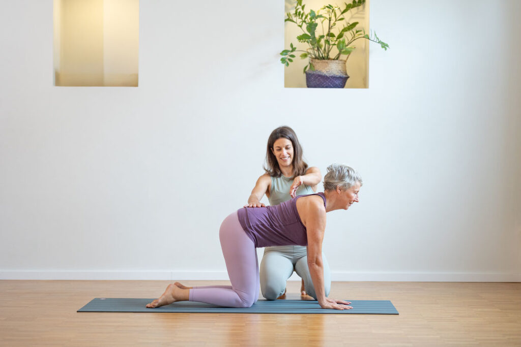 Ortho Yoga) verbindet traditionelles Yoga mit den Kenntnissen aus der Physiotherapie, Medizin und Faszienforschung.